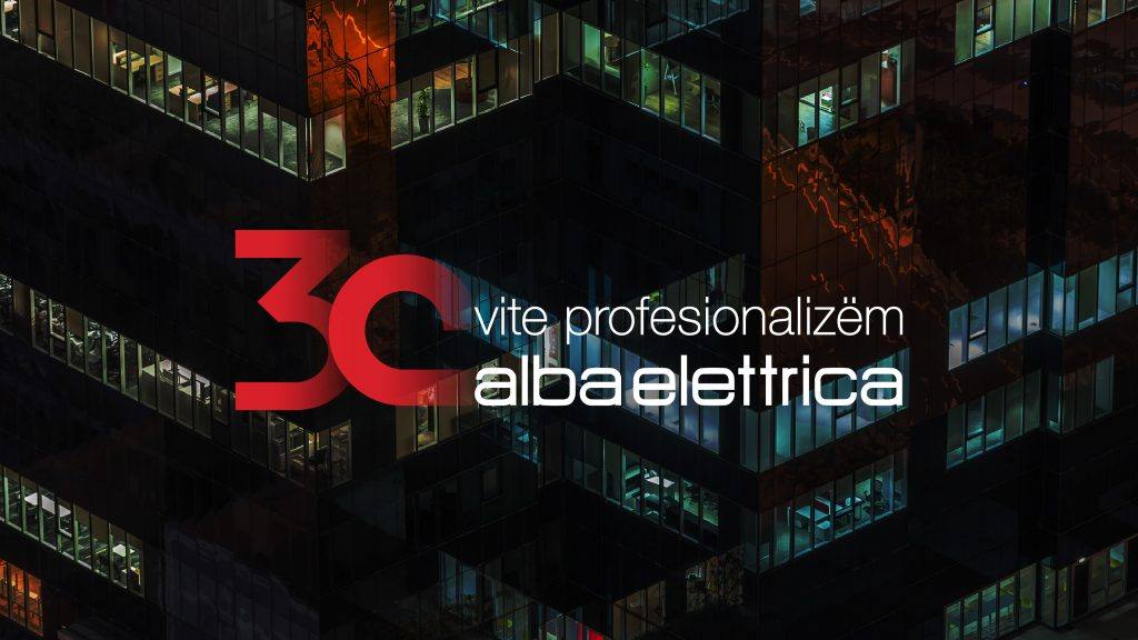Logo 30-lecia Alba Elettrica na tle biurowca nocą